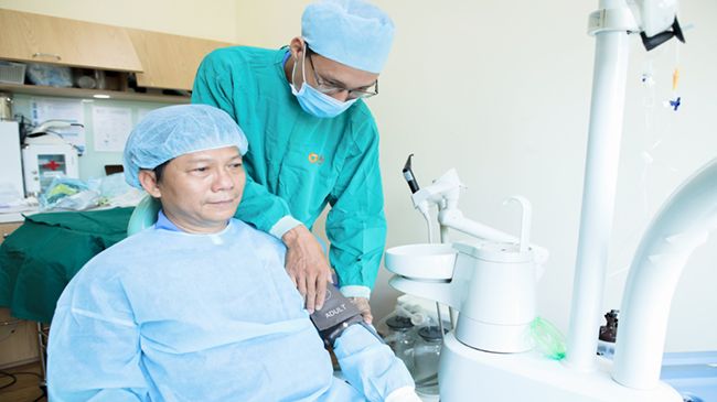 Bác sĩ Dr. Care luôn tận tâm, nhẹ nhàng khi lắng nghe, trò chuyện và thực hiện trồng răng Implant cho cô chú.